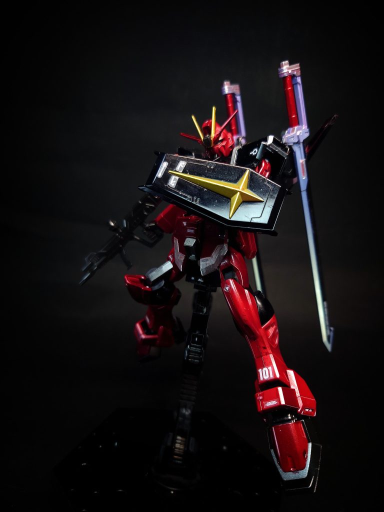 MMI-RG59V 機動防盾対ビームコーティングがなされたシールド。伸縮機能を有しており、ソードインパルス・ブラストインパルスでは邪魔にならないよう縮めたまま使用される。また、チェストフライヤー時にはランディングギアの代わりとして上端と下端部分がせり出して接地面となるように設計されている。ビームを屈折拡散させて防ぐ方式となっており、1点への過負荷を防いでいる。