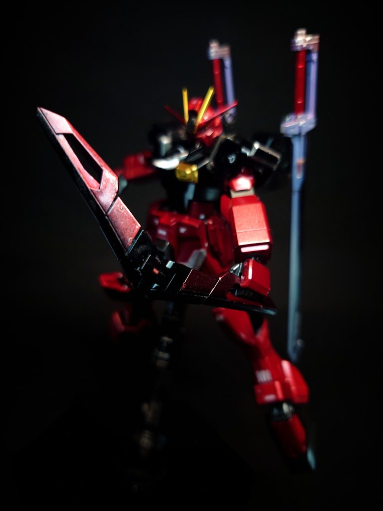 RQM60 フラッシュエッジビームブーメランジャスティスに搭載されていた「RQM51 バッセルビームブーメラン」の改良発展型。背部に2機装備されている。2つのブーメランの本体部分を結合する事でビームではなく実体の刃を持ったブーメランとして使用する事もできるが、こちらは劇中未使用。運搬形態では補助翼となる。