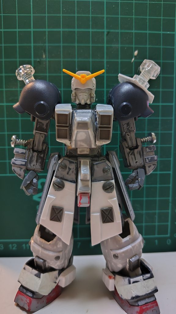 何気、一番しんどかったのがボルトの調達でした。肩のパーツは東急ハンズにプラスチック製のボルトがあったのでそちら。肘のボルトは100均で調達したものにプライマーかけてます。