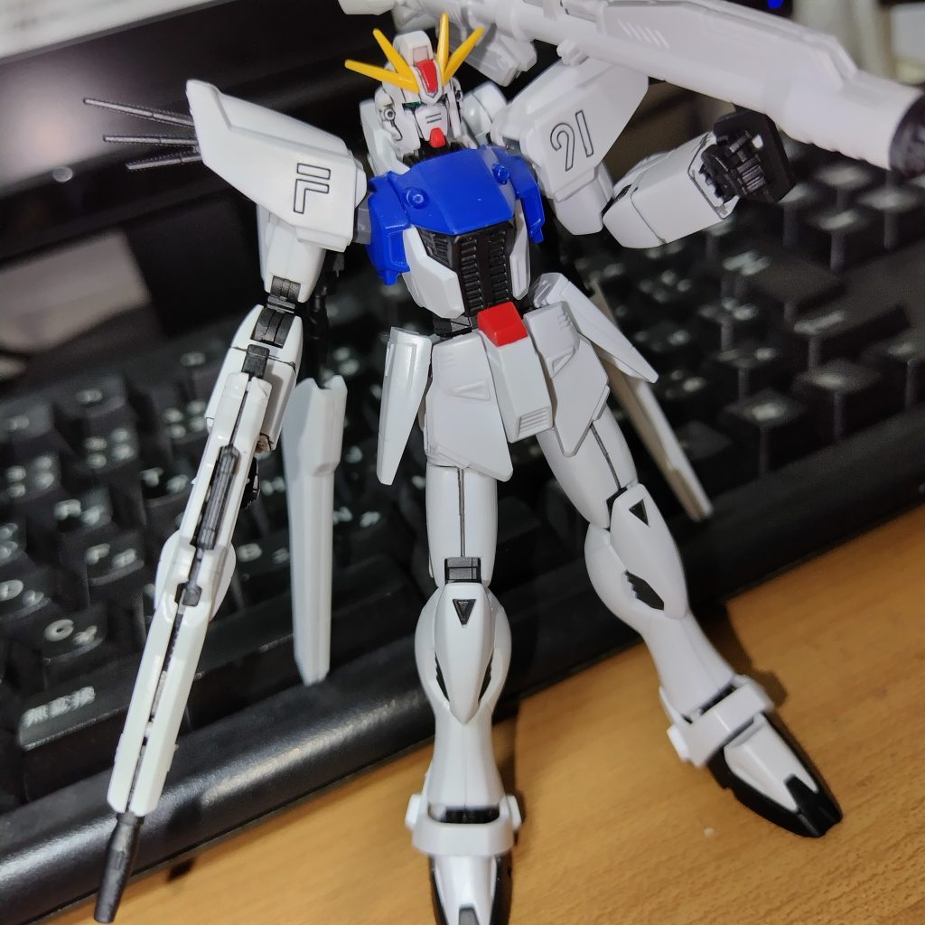 雑に素組、一部はこの段階で合わせ目消しと墨入れしてます。ランナー塗装でフレームのグレーを黒に変更。