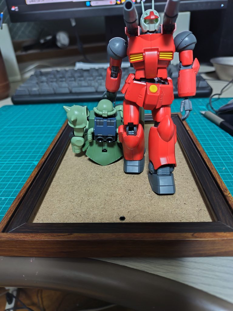 仮組み時。HGで黒立ち上げなんかやったことないからこのままでいいんじゃね?とモチベーションが一旦沈む。