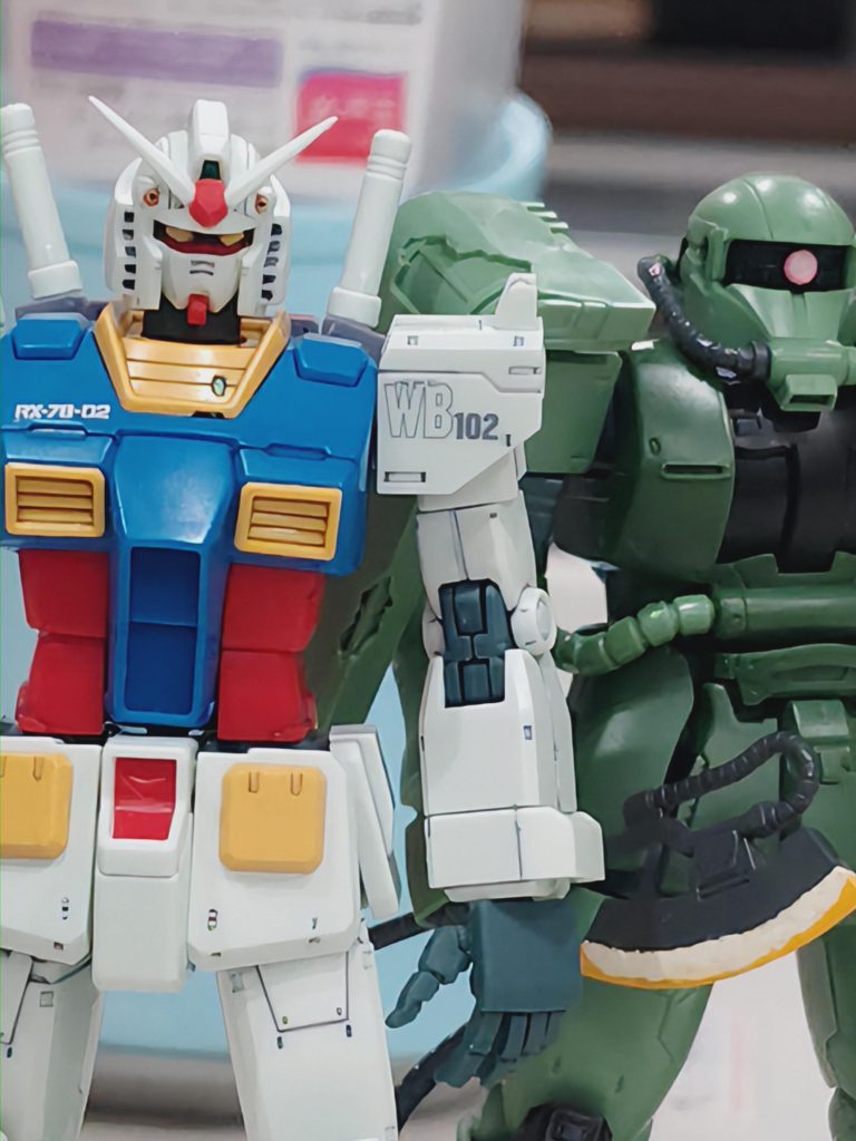 ガンダムの方左肩のデカール上、チギレてしまいました。こだわりポイントで、顔は少し工事しています。ヒサシを削り目が見えやすく。額の赤い五角形を小さくし、アンテナ全体を上げて接着。メインカメラの縁がカクカクしてるのがイヤで角を削りました。バルカンまわりを赤く。マスクの口まわりを整形しています。デカールは、映画と同じくしたくて、控えめです。面倒だからではありません。（面倒だけどw）ザクの方部分塗装等やって完成かな。