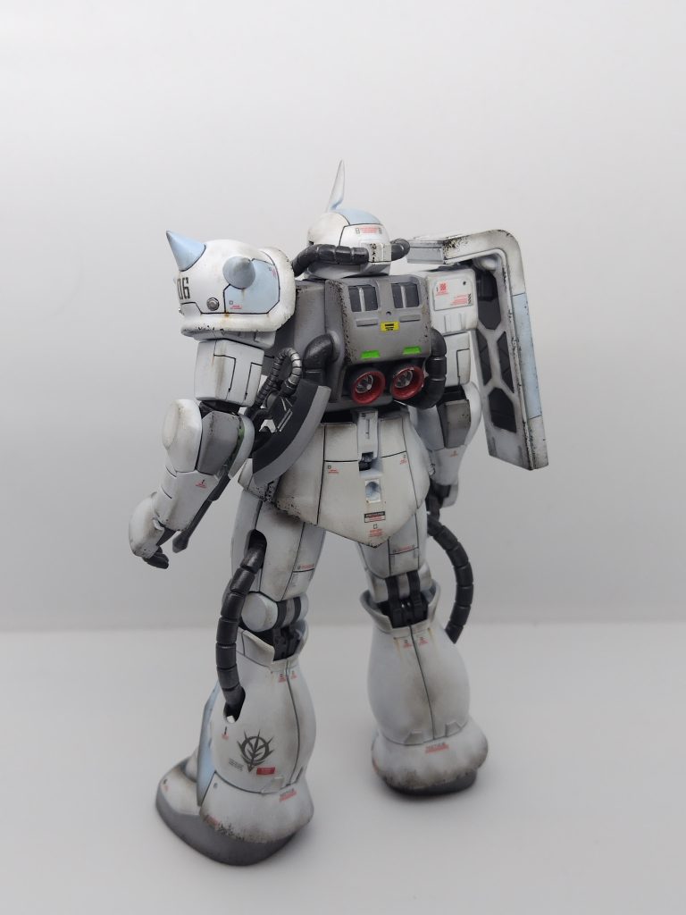 肩のスパイクは鋭利化。