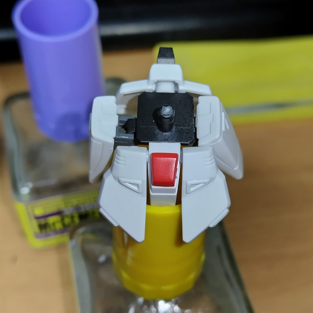 上から覗くとスカスカ感が気になったのでスラっとした見た目になる事を祈りながら切ったり貼ったりして短縮。