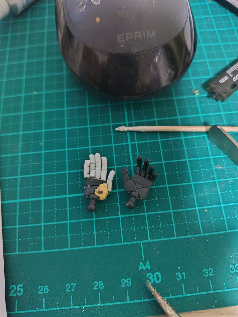 2ミリのプラ棒でザクの平手作成。テキトーに作りました。プラ棒10本セットだったんですが、大量に残ってます。どうやって消費したものやら。