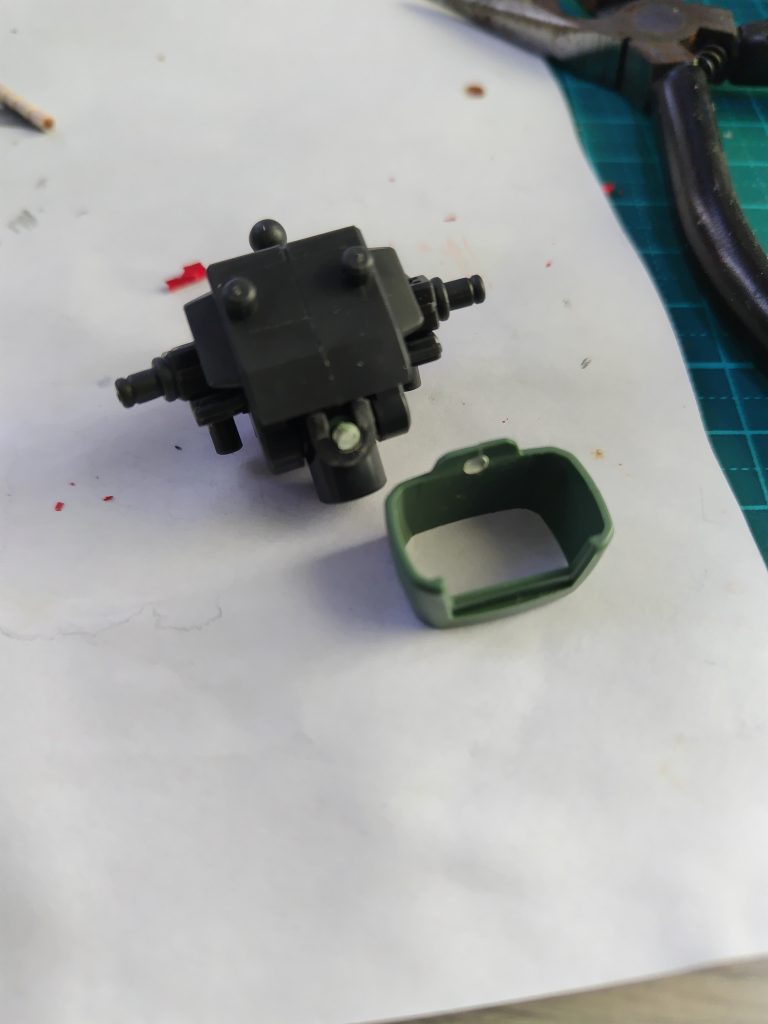 塗装のため一旦バラす際、腰の関節が折れてまたもやモチベーションが落ちるw