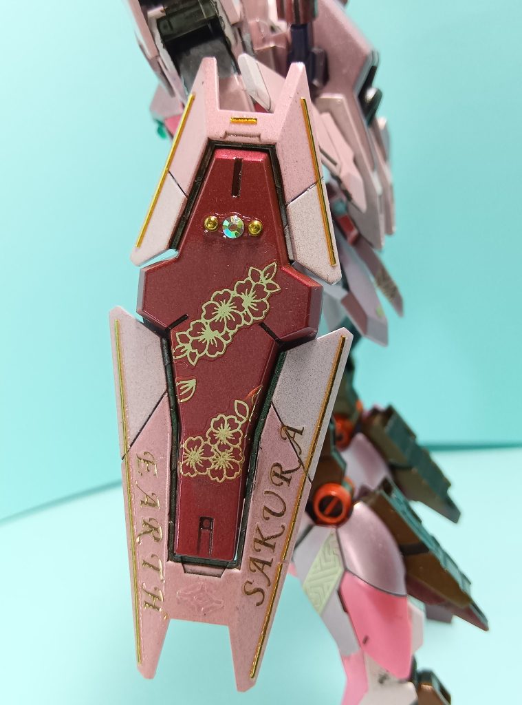 シールドのアップセリア(ほか100円ショップ各種)のネイルコーナーには、プラモを装飾するのにイイものが多々ありますね。