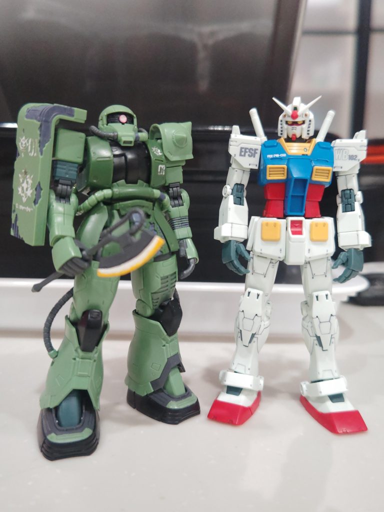 ザクに部分塗装と、デカール。　　やっぱり思った通り、ザクの方が面白い♪てぇかカッコよすぎです。特別なにかしたワケではないので、キット自体と原作デザインが素晴らしいのだと感じました。