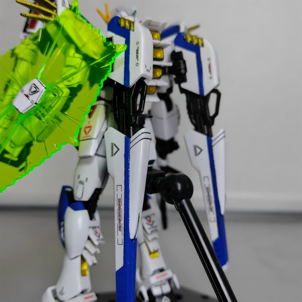 お気に入りのメタリックデカール。直線は塗り分けが簡単で楽しい。ちょっとはみ出したけど…