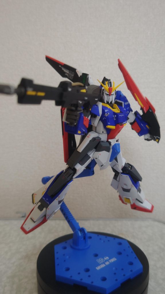 シンプルにライフル構えアクションベースも地味に塗装して、AG、エゥーゴマーク、カラバを貼ってます