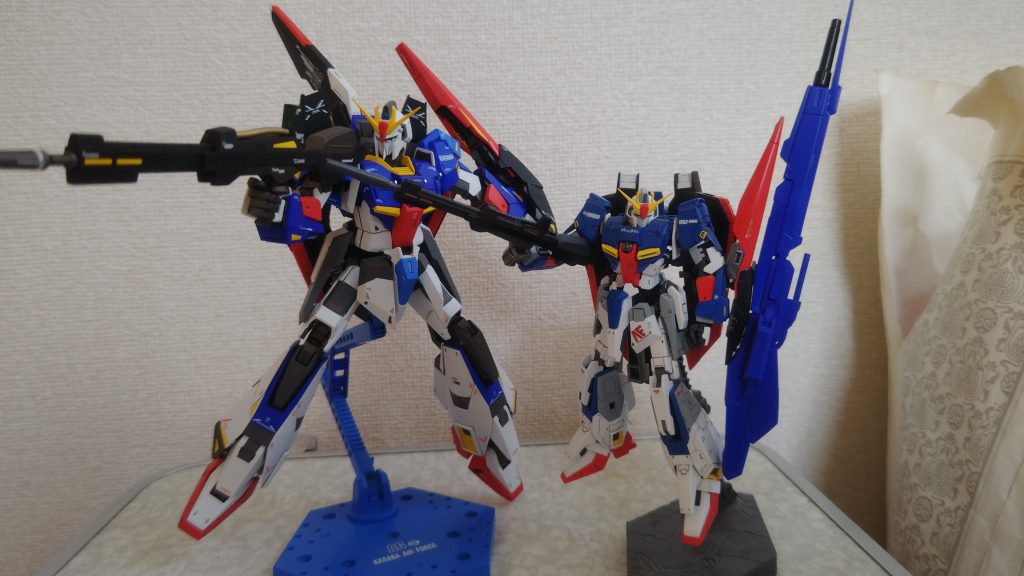 RGゼータと並べるとやっぱデカいRG用のハイメガも一緒に作りましたが、カトキ版に持たせるには2.0買わんといかんのが辛すぎる