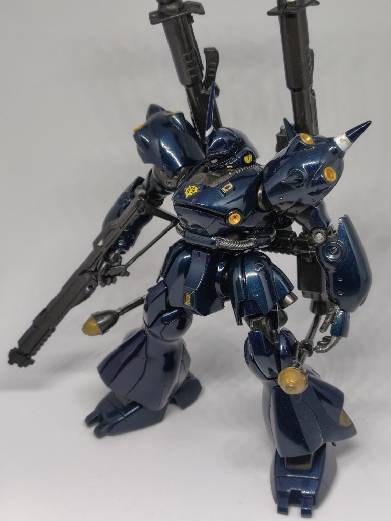 フル装備状態。装甲部分は、闇に溶け込めそうなケンプファーを作りたかったので、下地のシルバーを暗くしてクリアブルーを吹き付けました。関節や武器はガンメタルで塗装。