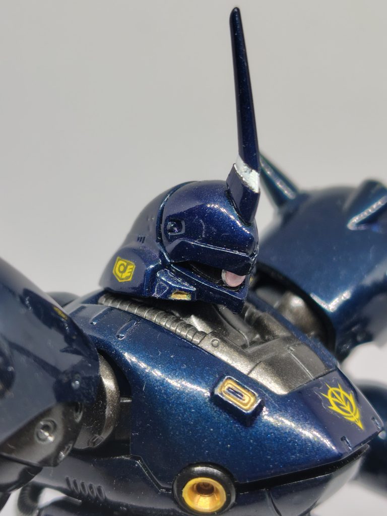 モノアイはラインストーンシールを削り、側面をシルバーで塗装してモノアイっぽさを出しました。