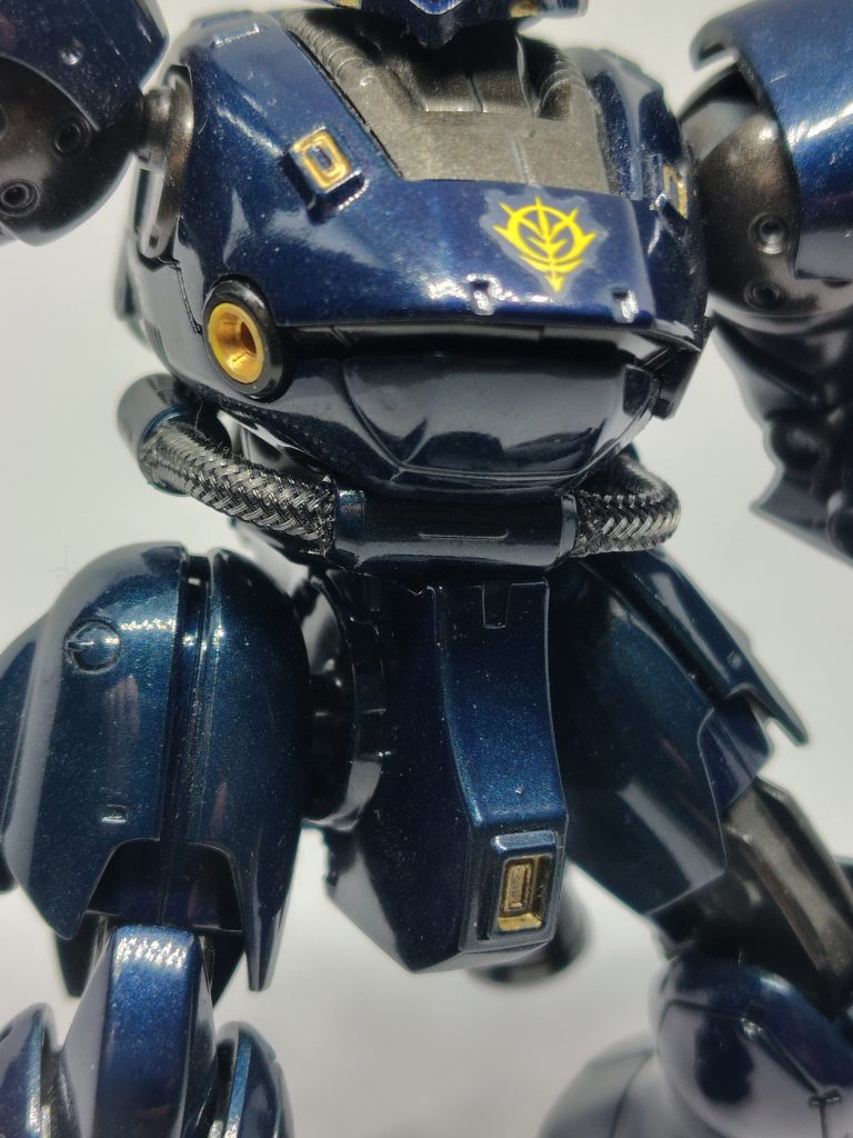 腰の動力パイプ(？)みたいなのは樹脂パーツだったのでコードに置き換え。実は百均の充電ケーブルです笑