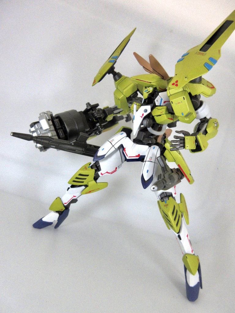 腰部には2丁マシンガンを装備。