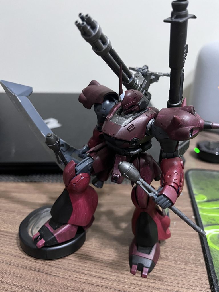 本来の青も好きですが敢えて赤に変更元の青がスポーツカー見たいに鮮やかなので黒を混ぜた赤でイメチェンアンテナ部分にアクセントの白を１箇所ちなみに初のほぼ全塗装です