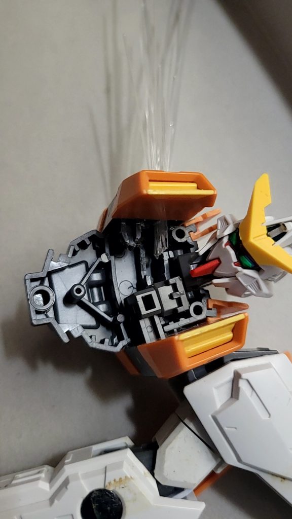 右腕の付け根?に穴を開けて短く切った光ファイバーを接着