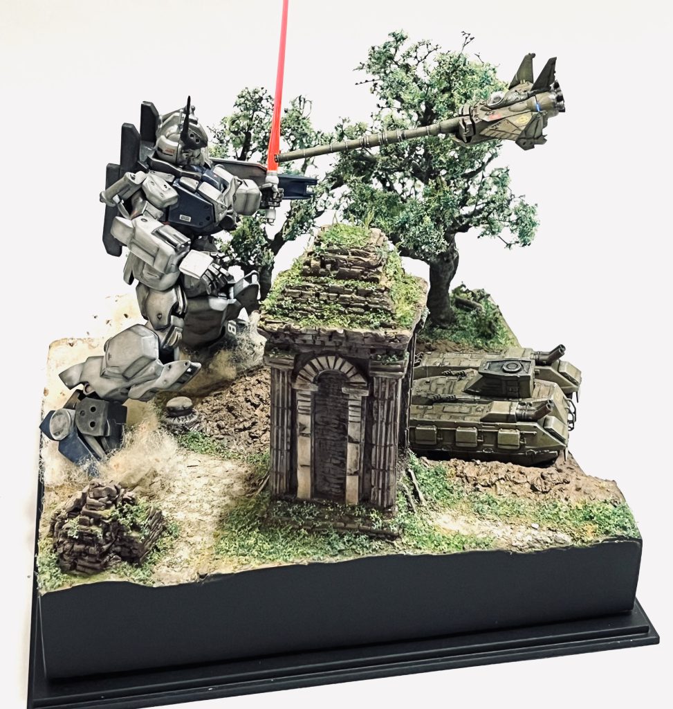 自作の遺跡。このアングルだとマゼラトップが完全に浮いて見えます。