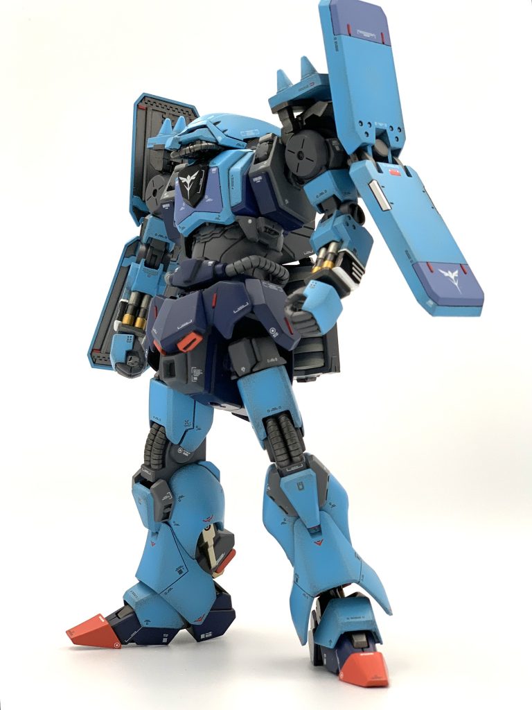 プロポーションは、キュベレイのボディパーツに交換して胴長を延長。後頭部部分にキュベレイのトサカ（？）を繋げ形状を変更しました。