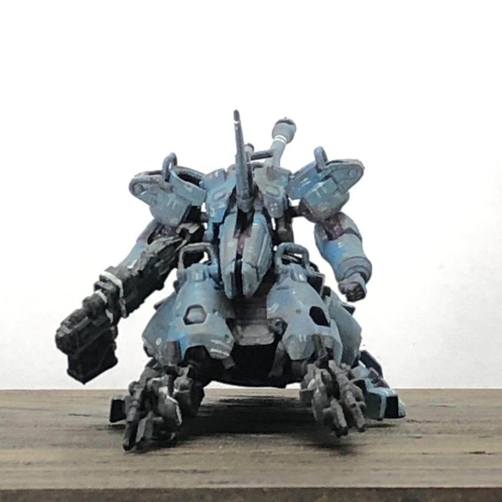 ジ・Oの陸戦型機体で重装甲・重武装の要塞攻略用として製造した陸戦型機体。脚部に計12基のホバーユニットを搭載している。全高は30メートル近くあり、シロッコのジ・Oより一回り大きい。銃身の長さが通常型MSの全高とほぼ同サイズの巨大なマシンガンを携行するほか、胸部に2連装カノン砲、などを装備する。脚部の隠し腕でビームソードを使用することも可能。砂漠戦仕様の本機はごく少数が生産され、前線に投入されたとされる。