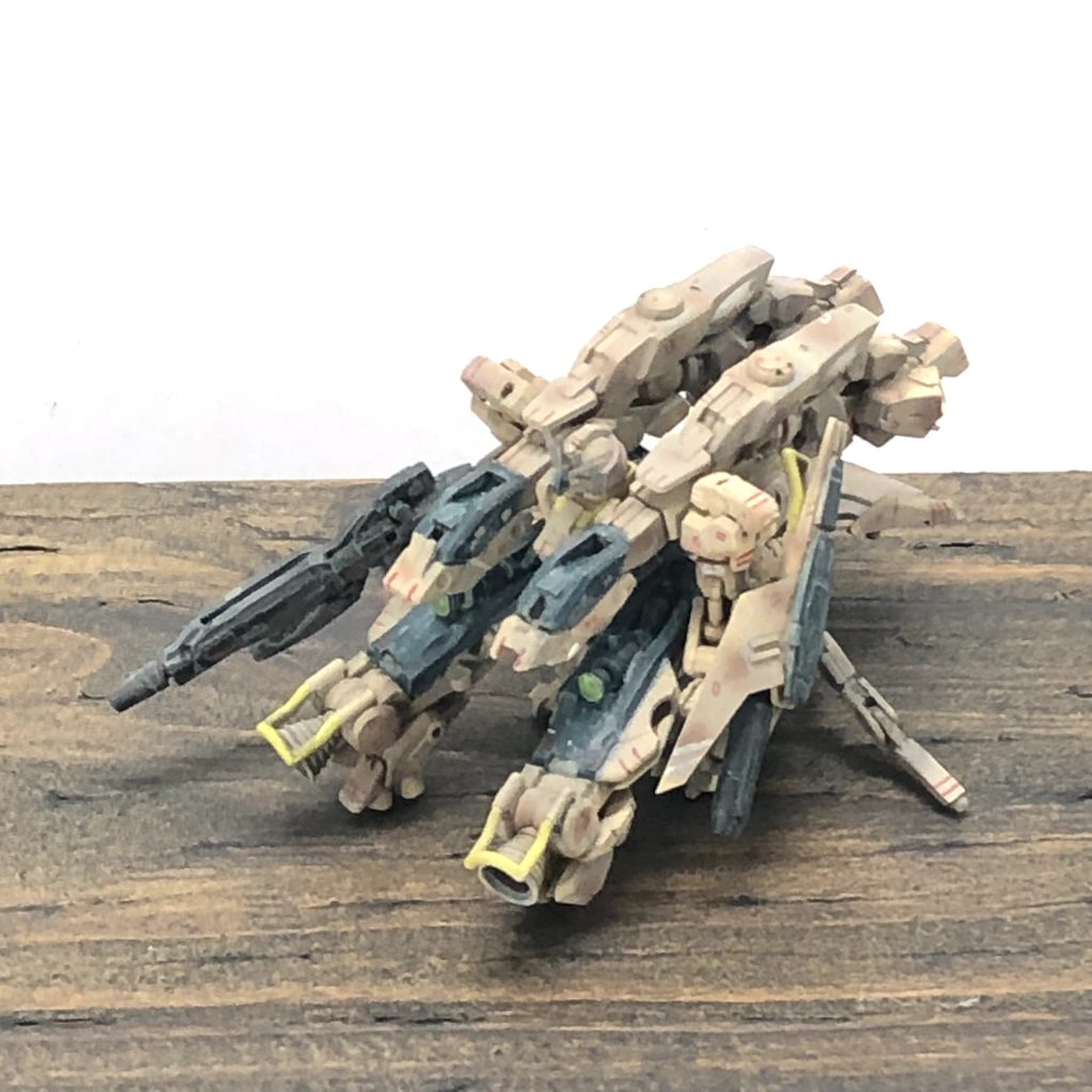 ななめνガンダム試験機のひとつであるRX-92Bに陸専用の増加装甲システムを施した機体(型式番号のLASはLand Armor Systemの略)である。