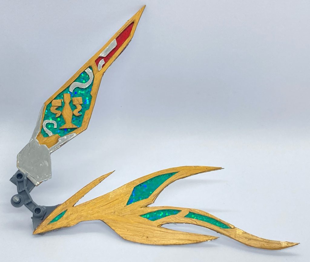 左羽は名前の燭にちなみ燭台のデザインが入っていて下羽は鳳凰に見立てた簡易デザイン