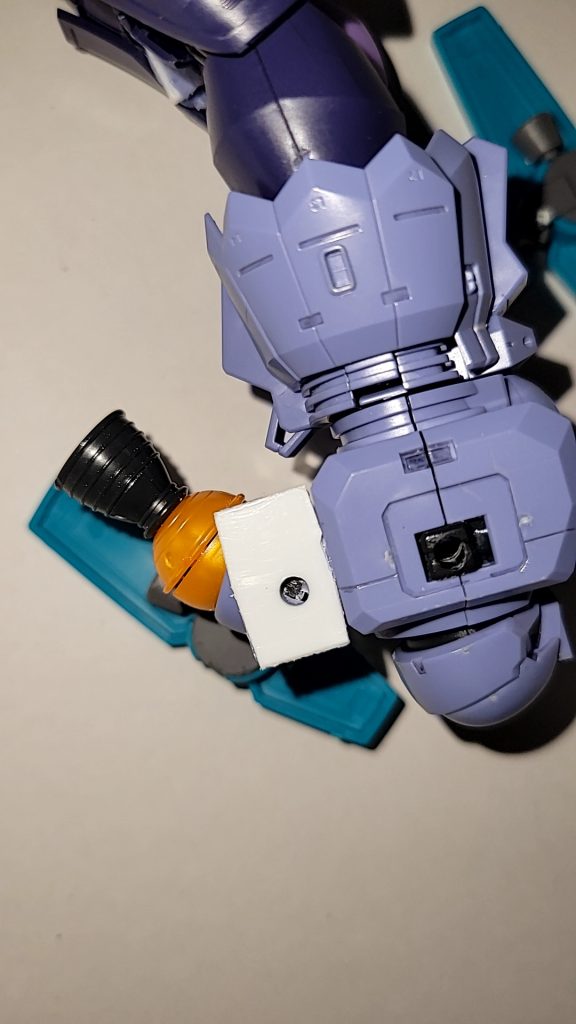 バックパックの左右を切り飛ばしグレイズのスラスターを3㎜プラ棒で接続