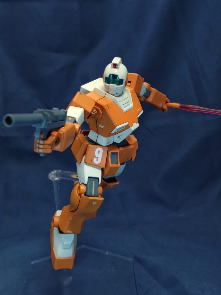 某カードゲームのイラスト風のポーズです。あれに幼少期の私の心は奪われたのです。肩アーマーはこだわっていて、箱型でありながら形を崩さず可動できる物を探していました。結果、新HGUCザクのものがピッタリでした。幾分かサイズ調節はしてますが、肩を上げても変なバランスにならない絶妙のデザインをしています。