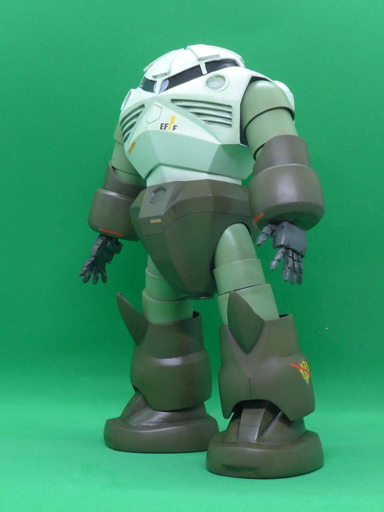 一年戦争終結後、戦争による廃棄物が地球圏内にも多く蓄積しており、その回収は大きな課題になっていた。地上域ではジムで何とか対応できていたが、海洋領域は難渋を極めており、ジオンの開発技術の結晶ともいえるズゴックを接収しこれに充てるより選択肢がない状況であった、といった感じです。平和維持活動のための機体のため、頭部ミサイル発射口は蓋をし、作業効率向上のため爪は高性能の手首に換装された。