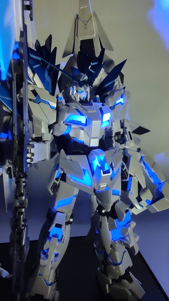 じつは研ぎ出しの際に一部研ぎすぎていて、地のプラスチックが透けているところがあり、地のプラスチック(白)もUVライトに反応してちょっと光っています。墨入れも最後に蛍光ブルーを薄く流したので光ります。