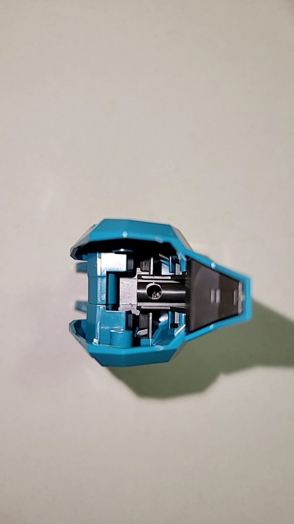 干渉する部分を削って3㎜穴を開ける