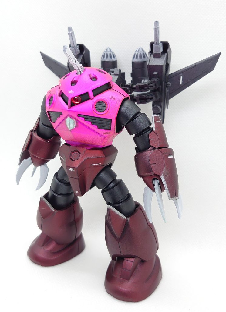 手元にたまたまあったのが、通常のズゴックだったので塗装からとなりました。ピンクがちょっと明る過ぎたかな…(-_-;)腕部のアーマーは少しアレンジしてみました。