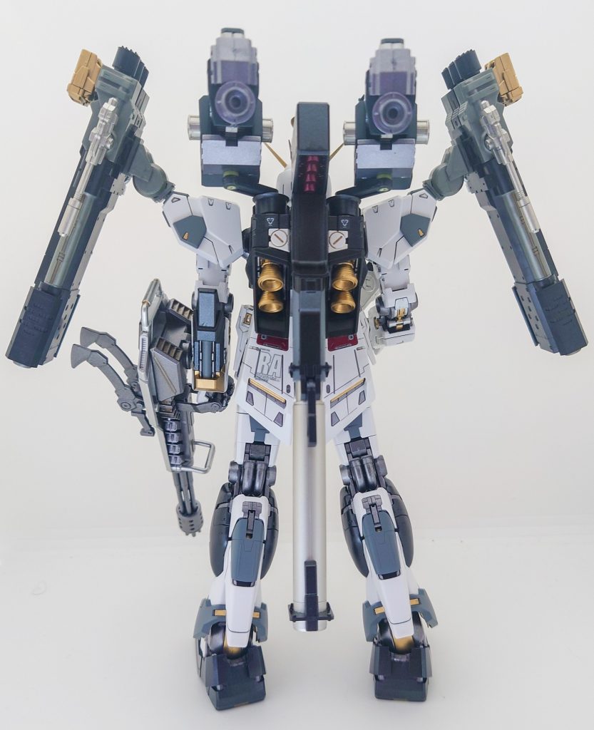 背面ニューハイパーバズーカは背面に携帯しております。