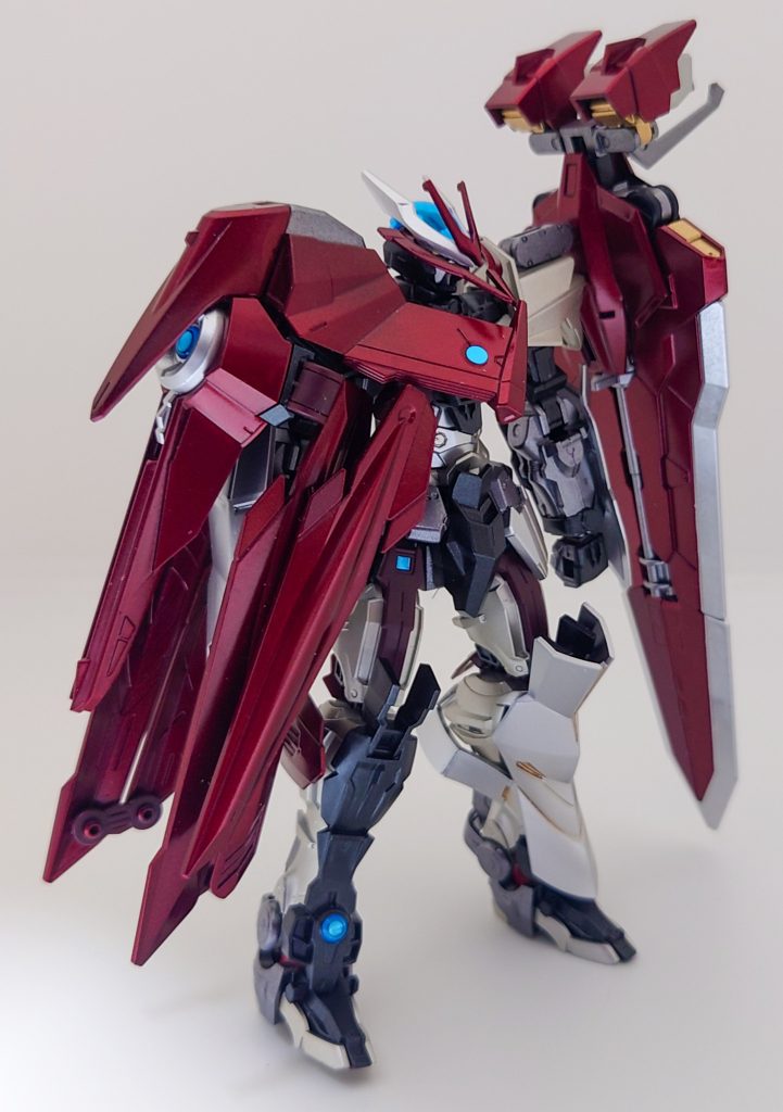 右側面右肩にはノーネイム本来の装備であるノーネイムユニットを装備しております。マント風でかっこいいですよね。