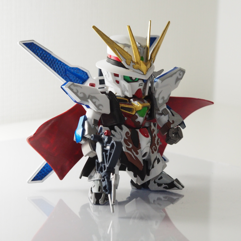 あと、よく見ると肩アーマーも含め模様がアシンメトリーです。塗る人じゃないと中々気づかないかも。