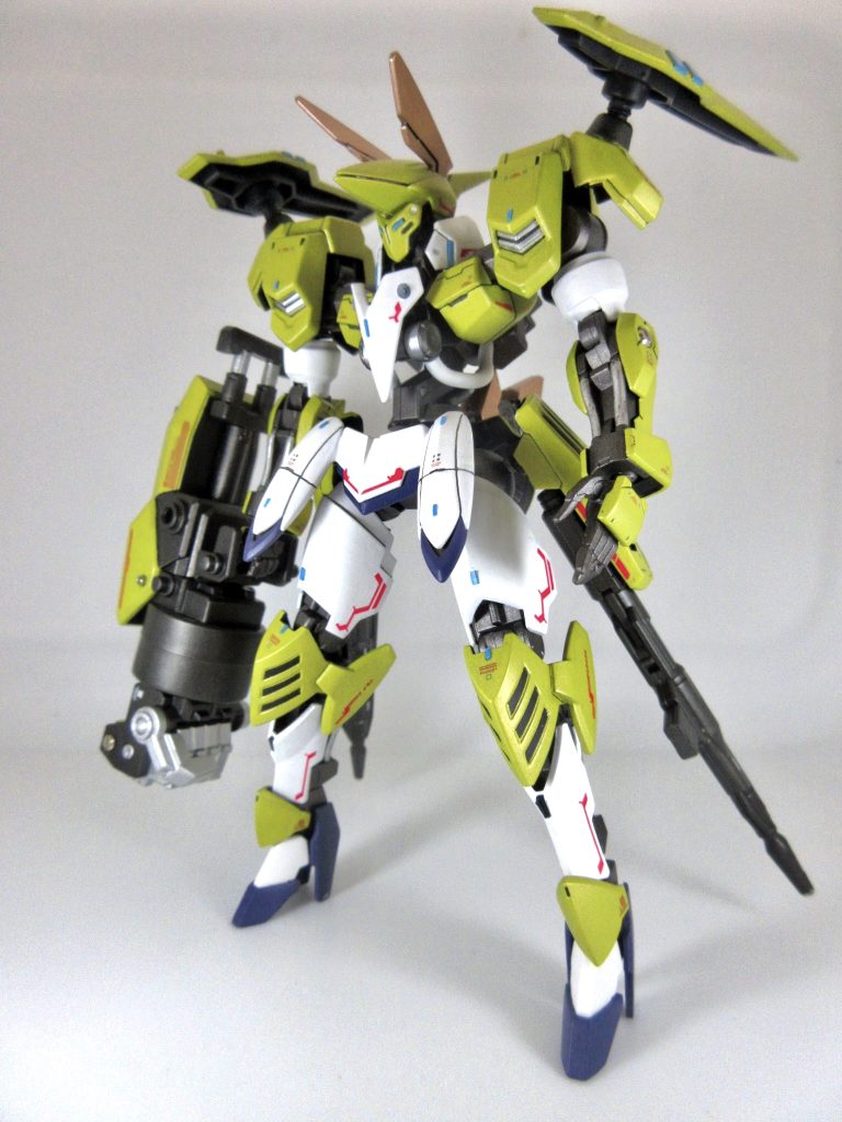 【全面】今回は筆塗りでの黄色塗装をテーマに作成しました。水色のチップがいいアクセントに出来たと思います。初期衣装をイメージしつつメカとしても格好良くまとまるように意識してカラーリングを決めました。