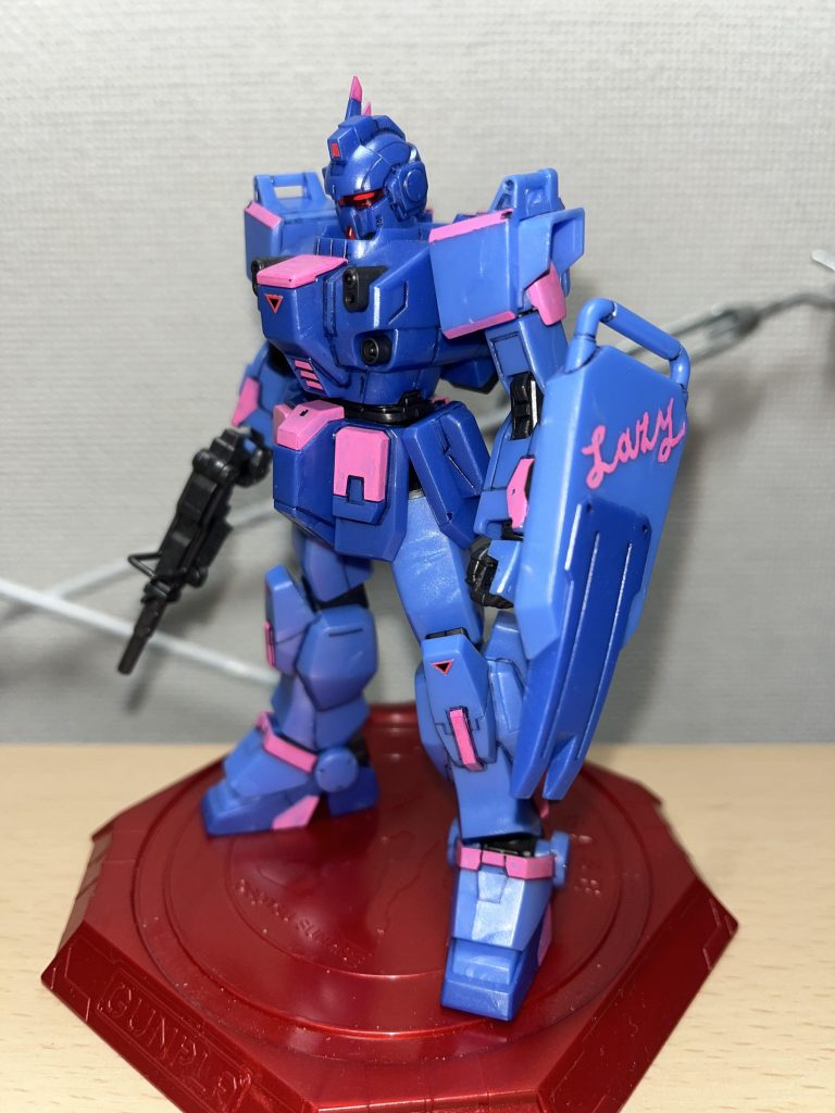 蛍光ピンクでテキトーに塗り塗り。墨入れ、艶ありスプレーのみ塗布。