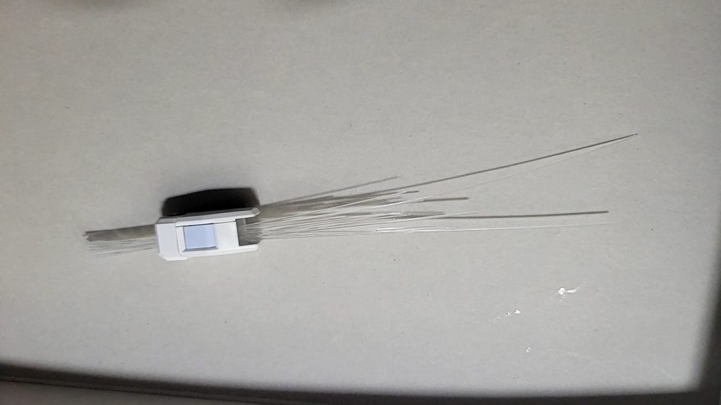 腕の時より長めに切った光ファイバーを接着