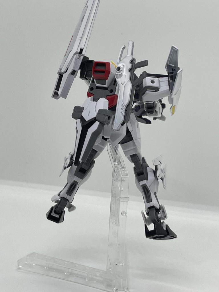 使わない装備は後ろにマウント。近接モードではライフルとセンサービットをつけてます。