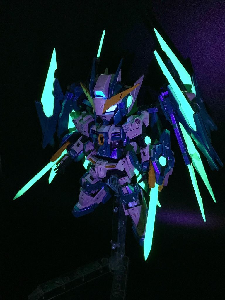 エフェクトパーツはメタリック塗装＋蛍光塗装なのでブラックライトで発光します！