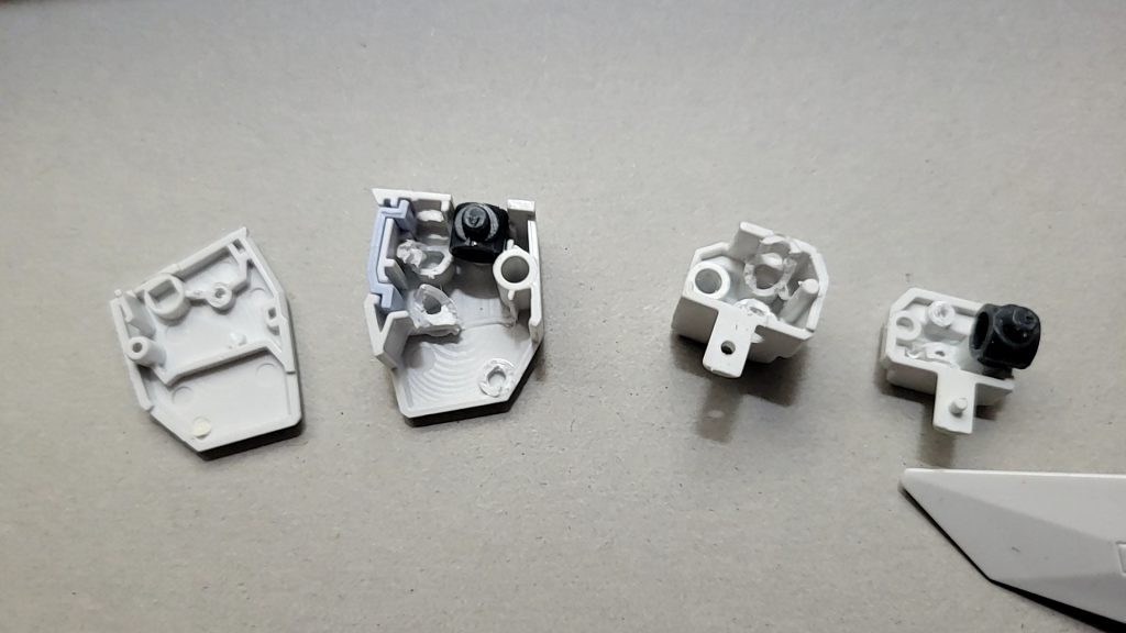 右足の股関節と太ももに穴を開けて