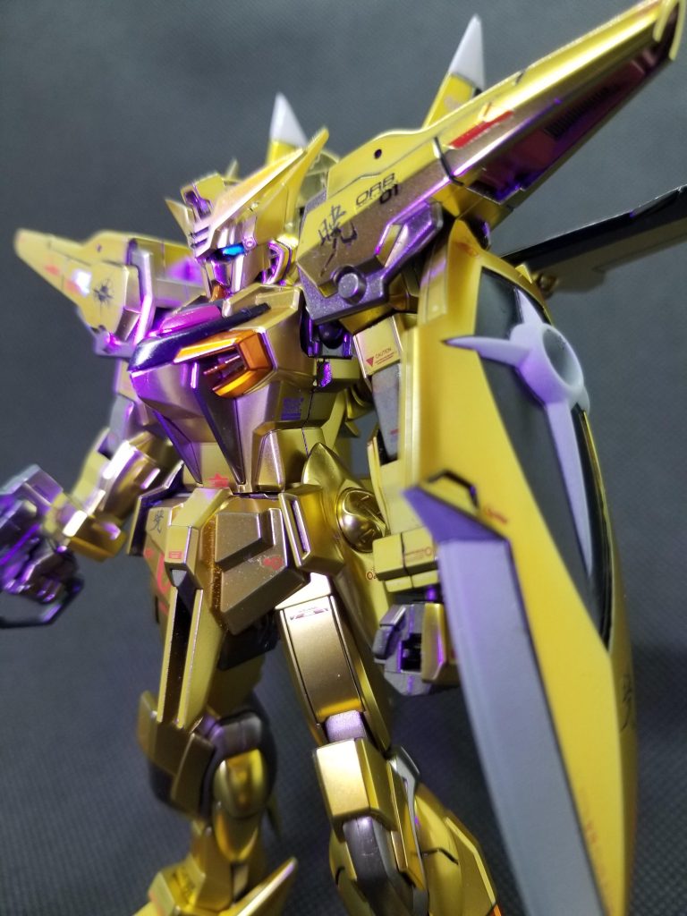 今回の作製、全塗装しております。はい、メッキパーツの上から塗装してやりました😅きんきらメッキをメラミンスポンジでキレイにしてから、EXクリアゴールドを吹き、その後ツヤありクリアーにパールシルバーを一滴入れたものでコートしました。鏡面は少し残しつつオモチャっぽい印象から幾分落ち着いたゴールドになったと自負しておりますがいかがでしょ？😁