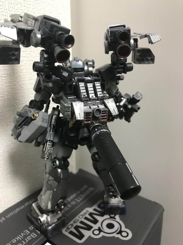 背部はこんな感じなってます。