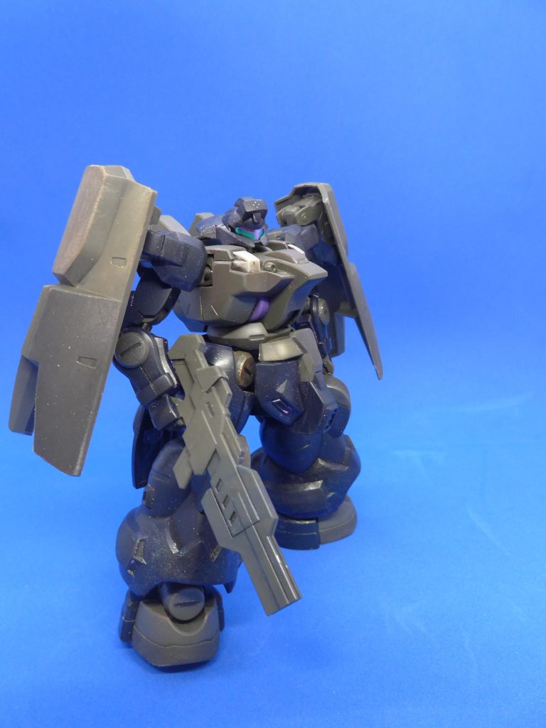 このキット、大事な友人から譲り受けましたので「しっかり作らねば」という思いとともに「水星の魔女を一瞬も見てないけれども果たしでどうしよう？」といったところでした。友人にイイ報告をしたいので、イイね押すかどうか迷われた方は押していただけると幸いです（笑）。足のキラキラとざらついた部分は塗料皿にとったクリアーに百均化粧品を混ぜてこすりつけました（クリアーに混ぜると食いつきがよい気がするので）。シールドは粗目（180番）のサンドペーパーでこすった表面に濃いグレーのリアルタッチマーカーを塗ってふき取り（表面粗いので結構残る）、上半分のみカッパー系の百均化粧品こすりつけました。その他も場所ごとに何かやってます。