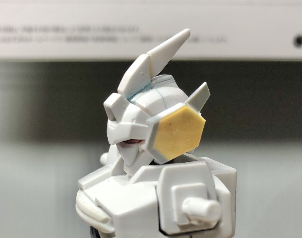 塗装前の頭部です。頭頂部のブレードアンテナ、両側面のダクト類は全てパテプラ板によるスクラッチです。目盛付きのプラ板が大活躍でした。