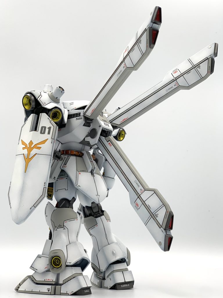 背中の特徴的なバインダーもディテール追加。メリハリが効いた反面、全般スジボリが太すぎ、ブラックの墨入れも過剰だったかなと反省。