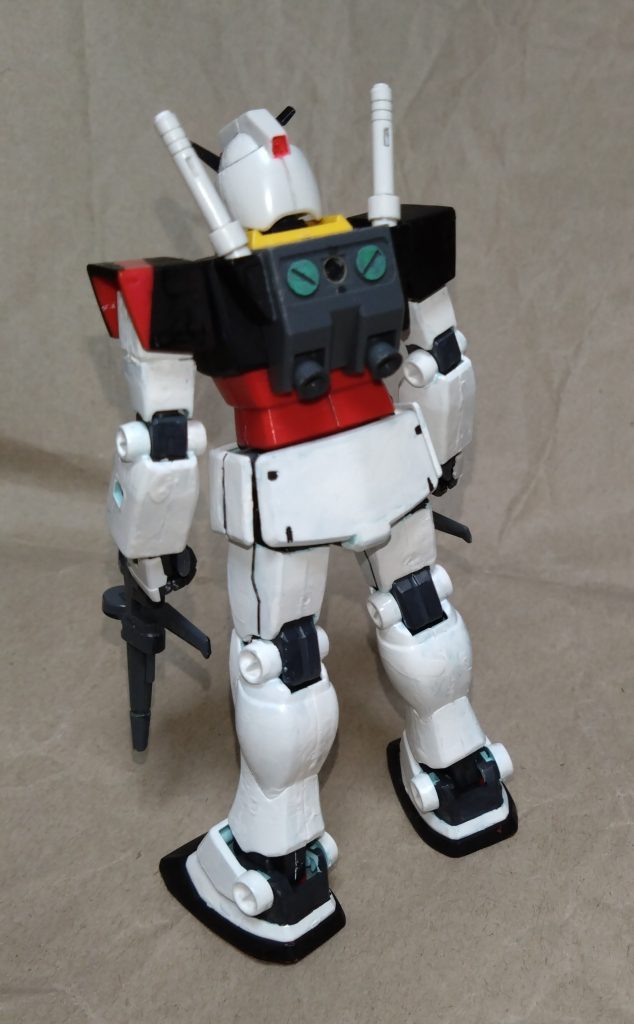GRガンダム型式番号:RX-78GR一年戦争末期、連邦軍上層部に認められる程に活躍を見せた『ギャザーロード隊』の小隊長『アルカ・アドニス』の為に連邦軍が極秘に開発した試作MS。呼び方はそのまま『ジーアール』や『ギャザーロードガンダム』、時には『ギャザーロード仕様ガンダム』とも呼ばれる。マグネットコーティングや新技術である全天周囲モニターやリニアシートを初めて投入した試作機で、これらの技術は後に『ガンダムNT-1』の開発に関わったとも言われている。『RX-78シリーズ』に含まれると思われた機体だが、一年戦争終戦後には存在しなかったことにされてしまう。その理由は見た目やその機体性能の高さからガンダムと言われていたが、実際はジムの試作MS(連邦軍の量産機制式採用試験に落とされた欠陥機)のパーツがほぼ使われたことが後に発覚したことで『ガンダムに似せた偽ガンダム』や『ガンダムではないガンダム』と言われ、最終的に軍の記録からも葬られた。まさに幻のガンダムであり、知る人も連邦軍にあまりいないとされてしまう……。そんな機体だが、『G:ユニバース』に行き来する小隊長のアルカ・アドニスは他のガンダム世界でもこの機体に搭乗し続けている……という設定です。更にAIのサクラにより他の世界の技術を取り入れるようになった。 このガンプラは前に紹介した『ジム(ギャザーロード仕様)』の腹部と頭部をHGガンダムのモノに交換しただけのモノになります。武装も一部、ジムのモノから別のモノに交換しました。