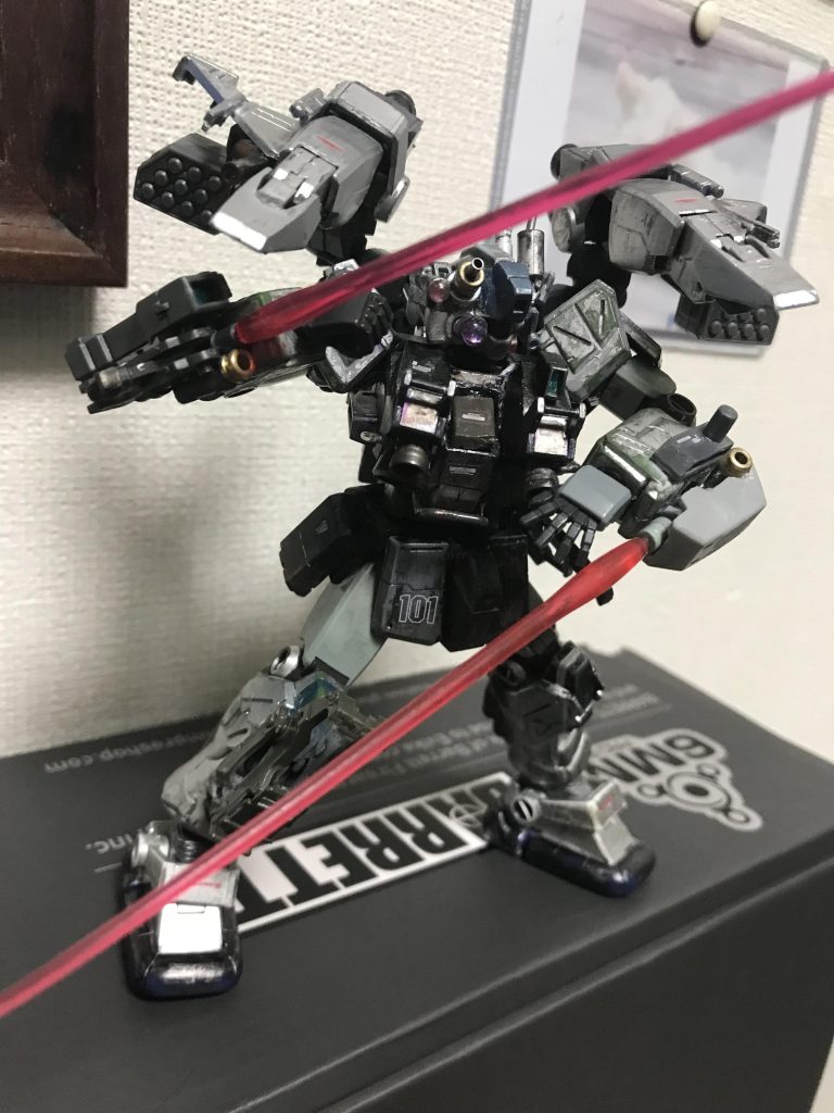 腕部ビームサーベル連邦軍の標準的な格闘兵装。右腕部は固定式。左腕部は取り外し可能。