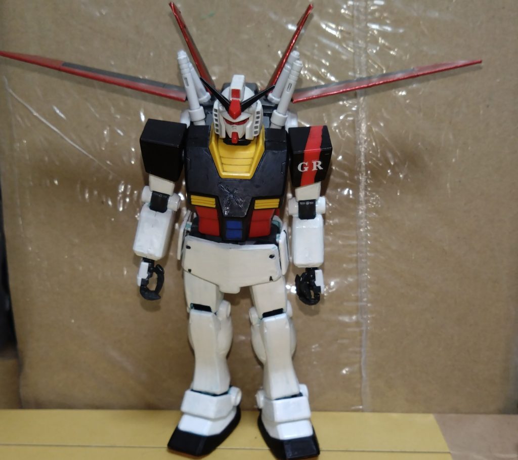 今回紹介したギャザーロード隊のガンダムですが、上の説明でもしたように他の世界の技術を取り入れるようになったという設定。つまり、いろんなMSの装備を背中に装着が可能ということです。 例として、幾つかの装備を披露します。まず、C.E.のインパルスから『フォースシルエット』。空中戦が得意となった…という設定に。ビームサーベルが4本になります。 インパルスのビームサーベルですが、別のガンプラのモノを使用しました。インパルスのビームサーベルは行方不明になってしまったので…。