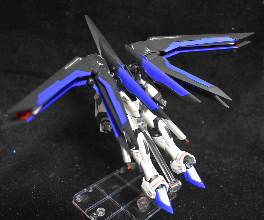 変形 個人的に変形時の盾を固定するパーツを別で外付けするのがどうしても気に食わなかったので腰リアアーマーに接着下半身を180度回してそこに付けるようにしましたもしMGかRG出すなら接続パーツなしで盾を付けられるようにしてほしいところ